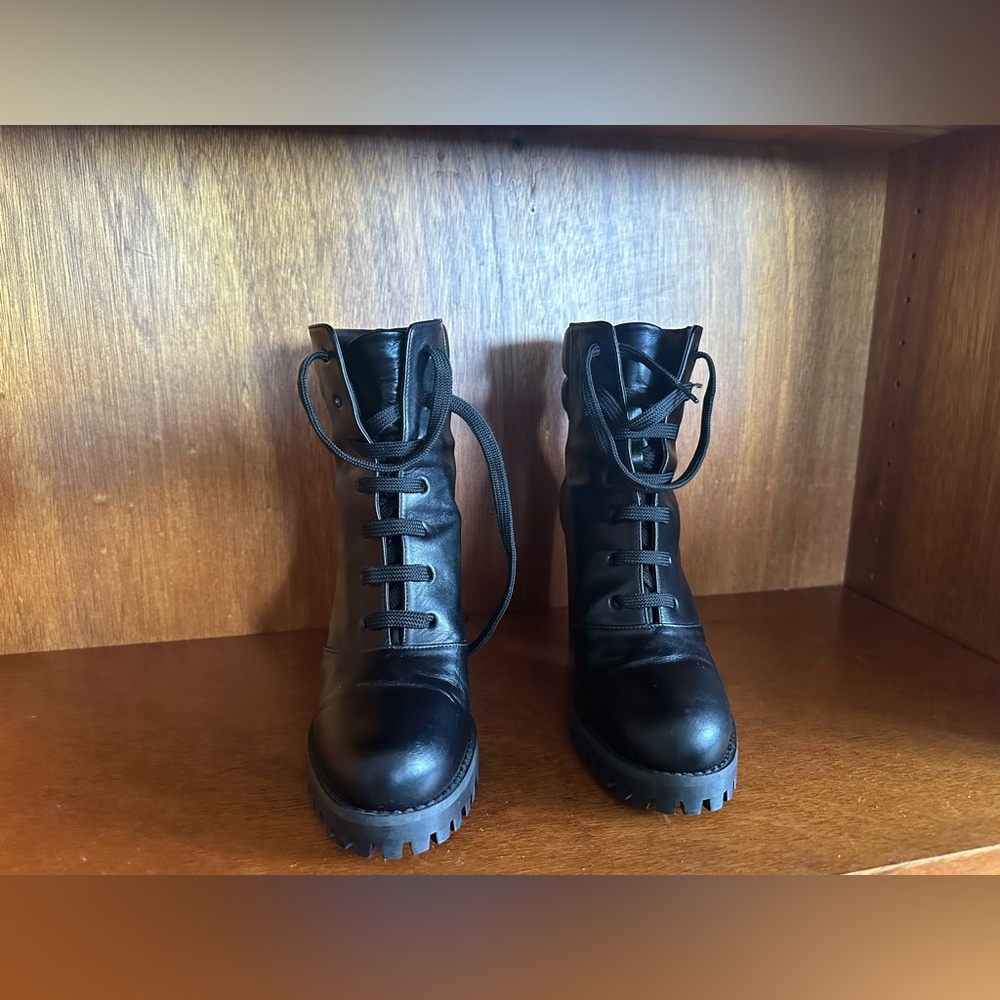 New Authentic Stuart Weitzman Boots! Size 6 - image 1